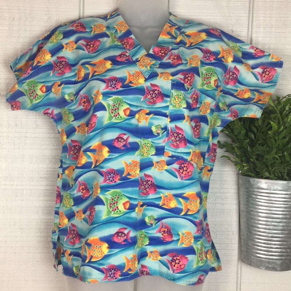 S.C..R.U.B.S. Colorful Fish Printed Scrub Top Sz S